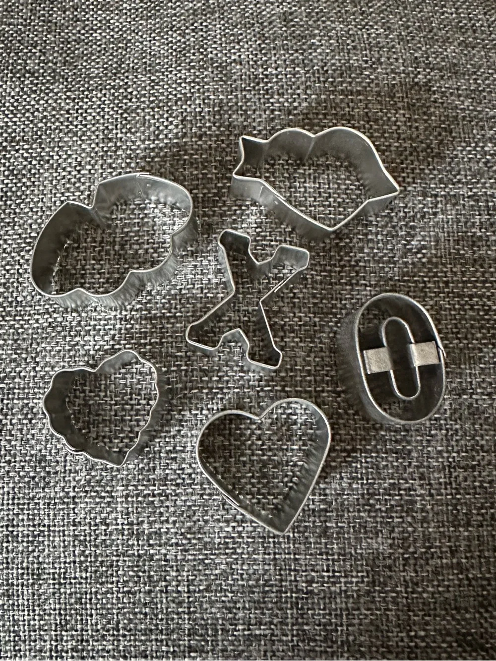 Set of 6 cookie cutters • XOXO, lips and hearts
